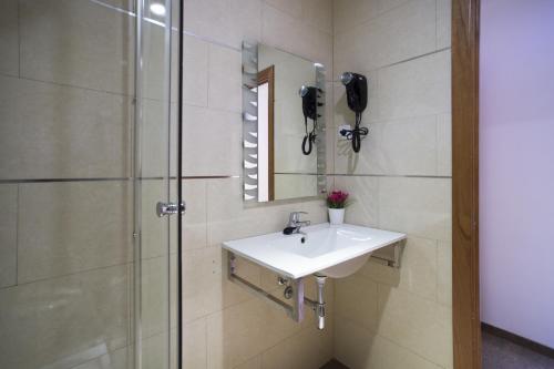 巴塞罗那德拉斯萨勒斯旅馆的一间带水槽和淋浴的浴室
