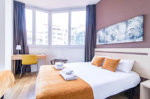 巴塞罗那巴塞罗那中心酒店的配有一张床和一张书桌的酒店客房