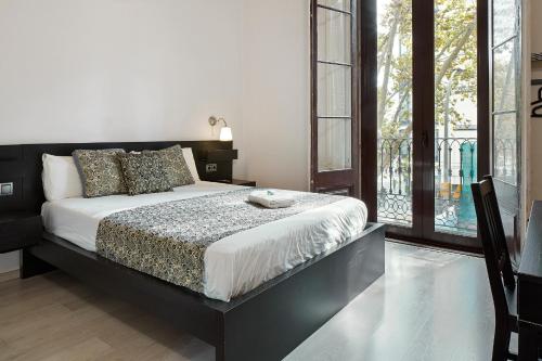 巴塞罗那BruStar Gotic-Centric的一间卧室设有一张床和一个阳台