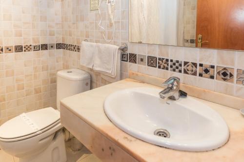 巴塞罗那珊瑚膳食公寓的一间带水槽和卫生间的浴室