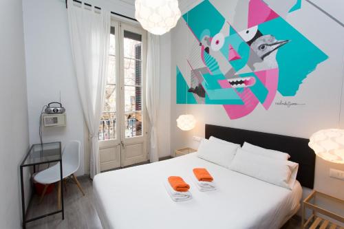 巴塞罗那ZOOROOMS Boutique Guesthouse的卧室配有白色的床和色彩缤纷的墙壁