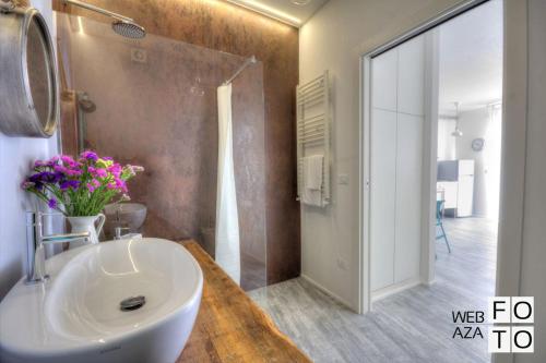 滨海波利尼亚诺G.H. Polignano a Mare的浴室设有白色水槽和镜子