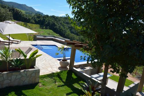 蒙蒂锡昂普萨达阿瓜达米娜酒店的山景游泳池