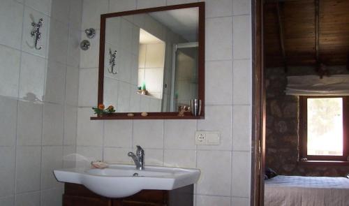 Uzumlu迪坎季克小屋酒店的一间带水槽和镜子的浴室