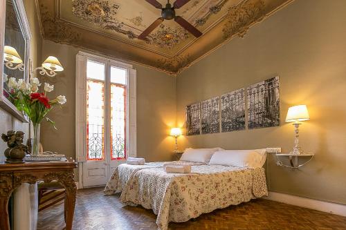 巴塞罗那地中海宾馆的一间卧室设有一张床和天花板
