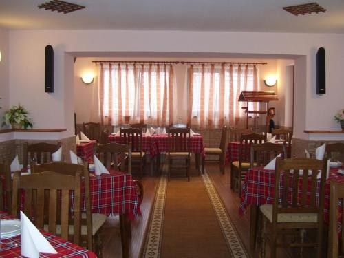 戈韦达尔齐卡斯塔佩奇维酒店的用餐室配有桌椅和红白桌布