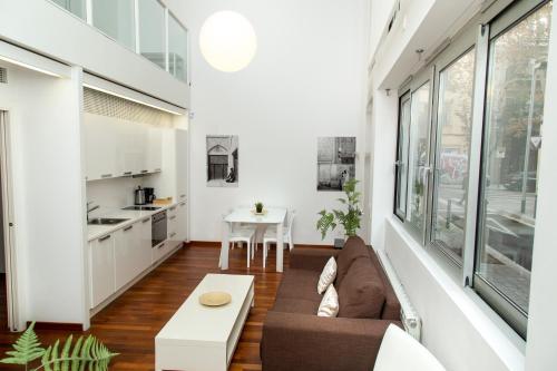 巴塞罗那Glasir Apartments Barcelona的客厅配有沙发和桌子