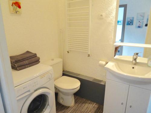 蒙彼利埃Appartements Azema的浴室配有卫生间、盥洗盆和洗衣机。