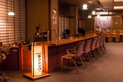 藏王かっぱの宿旅館三治郎的酒吧里摆放着一排椅子的酒吧