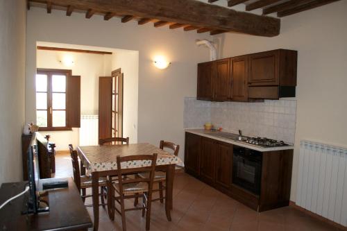 Pieve di Santa LuceResidence Giuly Rosselmini的厨房以及带桌椅的用餐室。