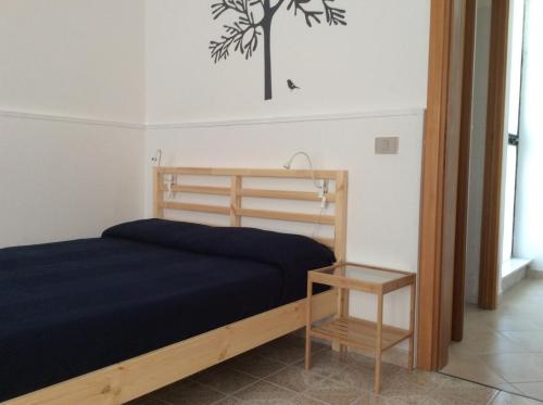 阿茨特雷扎Appartamento Gardenhouse的一间卧室配有一张床和一张小桌子