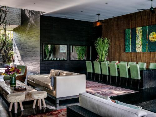 坎古Villa Mana by Elite Havens的客厅配有沙发和桌子