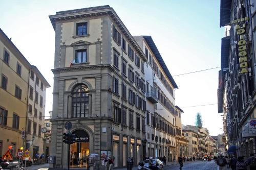 佛罗伦萨索奇奥诺卡普拉旅馆的城市街道上高大的建筑