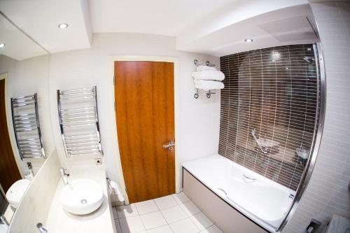 塔姆沃思德雷顿庄园酒店的一间带水槽、卫生间和镜子的浴室