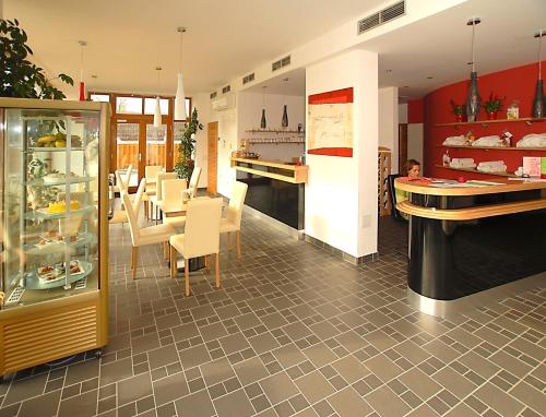 布拉格布拉托夫公寓及健康酒店的厨房以及带桌椅的用餐室。