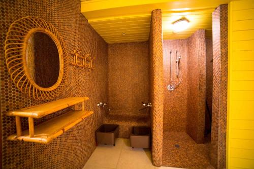 圣安东阿尔贝格Langley Hotel Rendlhof的带淋浴、卫生间和盥洗盆的浴室