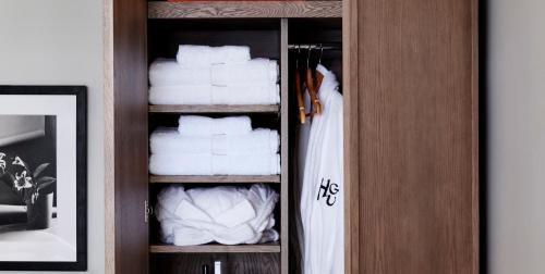 纽约HGU纽约酒店的客房内的带毛巾的木柜