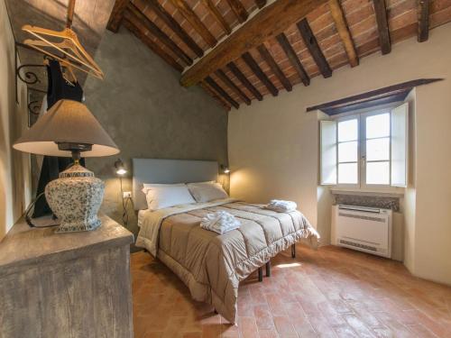 科尔托纳Casa Zeni的一间卧室设有一张床和一个大窗户