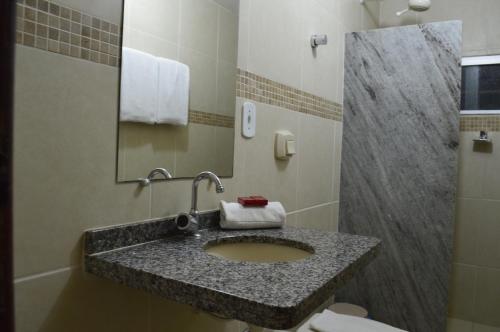 波多韦柳理查德酒店的一间带花岗岩水槽和淋浴的浴室