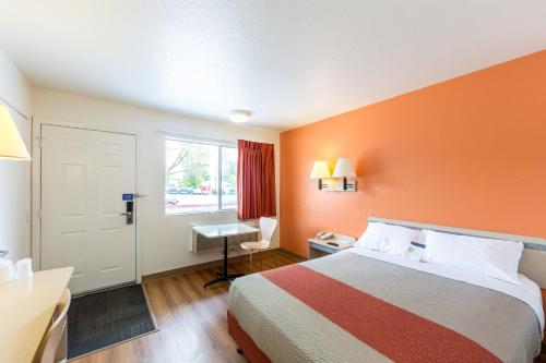 克拉马斯福尔斯汽车旅馆客房内的一张或多张床位