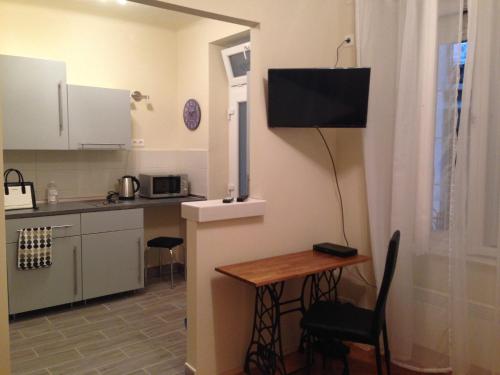布达佩斯质朴公寓的小厨房配有小桌子和台面