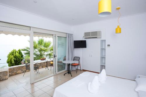伊利雅Miradouro Sea Front Residences的一间带一张床的房间和一间带阳台的客厅