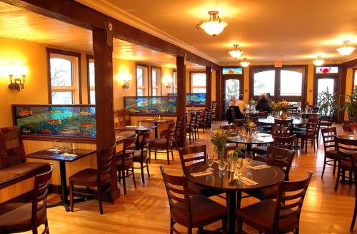 Heriot Bay赫瑞湾酒店的一间在房间内配有桌椅的餐厅
