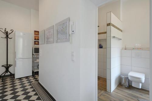 柏林假日公寓的一间带卫生间和 ⁇ 格地板的浴室