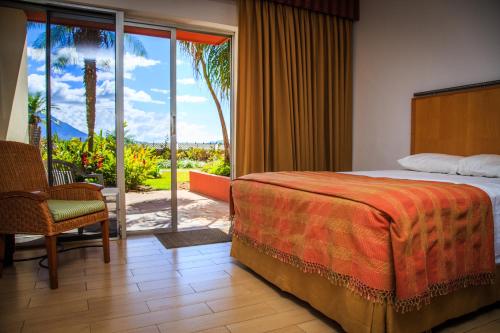 帕纳哈切尔波塔湖酒店的酒店客房设有一张床,享有庭院的景色