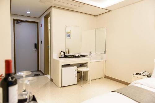 西归浦市瑞兹翁酒店的一间带水槽和镜子的小浴室