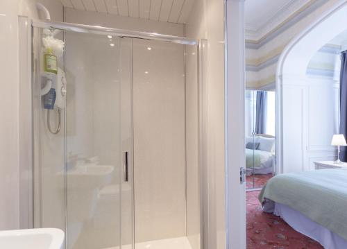爱丁堡金斯利旅馆的带淋浴和卫生间的浴室以及1张床