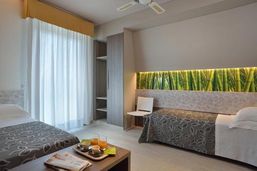 佩萨罗可利佩酒店的一间卧室配有一张床和一张桌子,并提供一个食品托盘