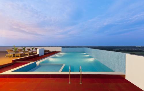 哥印拜陀哥印拜陀果库拉姆公园酒店的建筑物屋顶上的游泳池