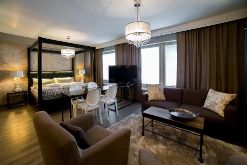 托尔尼奥奥洛夫酒店的带沙发的客厅和用餐室