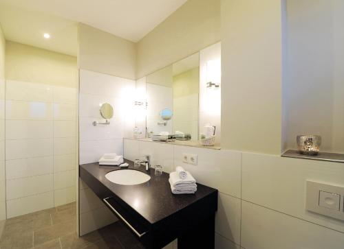 巴特诺因阿尔-阿尔韦勒桑可特皮特兰德酒店的一间带水槽和镜子的浴室