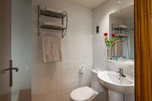 卡拉费尔4R Miramar Calafell的白色的浴室设有卫生间和水槽。