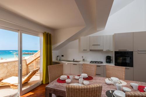 圣玛丽亚Villa ao Mar的厨房以及带桌子的用餐室,享有海滩美景