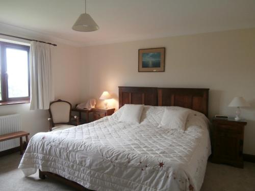 瓦伊河畔海伊Highfield的卧室配有床、椅子和窗户。