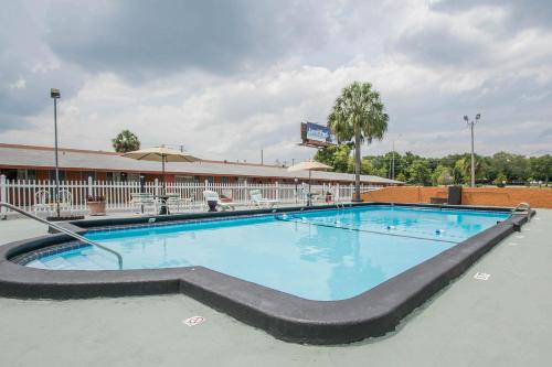 温特黑文Rodeway Inn & Suites Winter Haven Chain of Lakes的酒店的大型游泳池