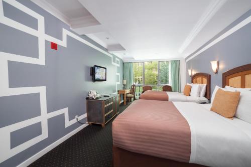 纽约马尔伯里酒店的一间酒店客房,设有两张床和电视