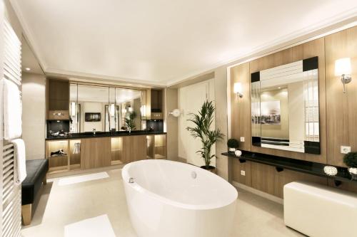 林道拜耶里斯彻酒店的一间位于客房内的带大型白色浴缸的浴室