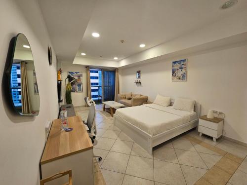Super Host at Highest Residential Tower in the world, Private Rooms in a Shared apartment
