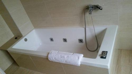博伊罗尼克森乡村酒店的带浴缸的浴室