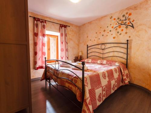 普拉吉拉托Appartamento Dal Maestro Serafino的一间在房间内配有金属床的卧室