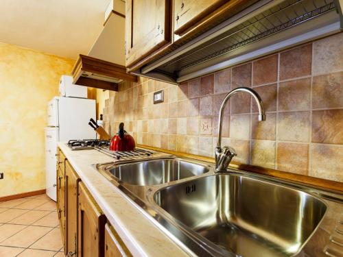 普拉吉拉托Appartamento Dal Maestro Serafino的厨房配有不锈钢水槽和冰箱