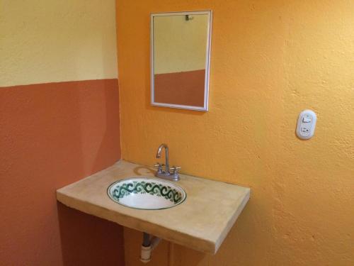 锡瓦塔塔内霍萨利纳斯酒店的浴室水槽和墙上的镜子