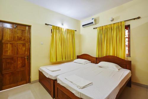 坎多林Saikunj Holiday Homes的一间卧室配有一张床和一扇木门