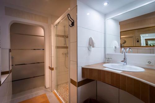 萨尔堡市场酒店的一间带水槽和淋浴的浴室