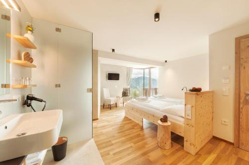 卢松Herol - my mountain retreat的一间卧室配有床、水槽和镜子