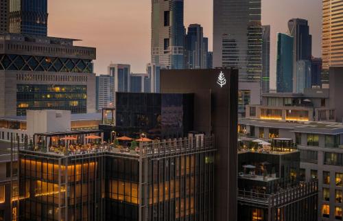 迪拜迪拜国际金融中心四季酒店的享有城市天际线和高楼的景色